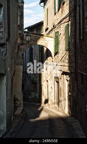 Amelia (Italie) - Une vue de beau centre historique en pierre avec des tournesols sur la colline, avec de nombreuses ruelles, dans la province de Terni, région de l'Ombrie. Banque D'Images