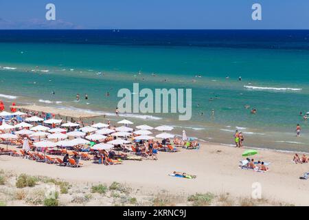 Zakynthos, Grèce - 15 août 2016: Plage de bananes par une belle journée d'été. Un des lieux de villégiature les plus populaires de l'île grecque de Zakynthos. Les touristes se reposent Banque D'Images