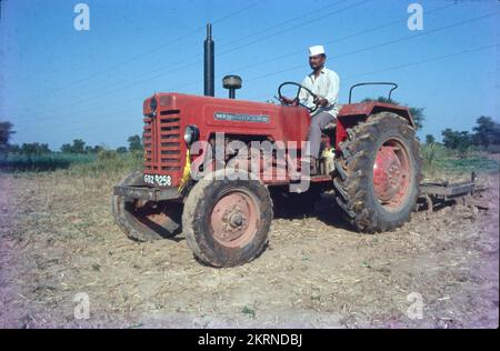 Les tracteurs sont généralement associés à l'agriculture car les agriculteurs les utilisent avec des machines pour exécuter des outils tels que le labour, le labour, le semis et le hermage. En outre, un tracteur est utilisé pour pousser ou tirer la machine, ce qui rend les opérations agricoles plus pratiques. Banque D'Images