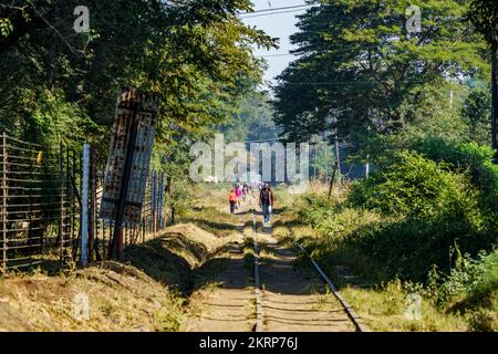 Voies ferrées, les Africains marchent au milieu du chemin de fer. Chemin de fer du Royal Express à Livingstone. Livingstone, Zambie Banque D'Images