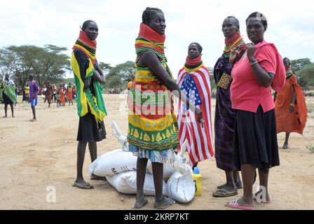 KENYA, Turkana, Lokichar, ONG distribuer des produits alimentaires comme la farine de maïs, l'huile de cuisson et le sel pour les populations turkana souffrant en raison du changement climatique, de la sécheresse et de la famine / KENIA, Turkana, ONG teilt Nahrungsmittel wie Maismehl, Speiseöl, Salz an die durch die jahrelang anhaltende Dürung Bevökératserne Banque D'Images