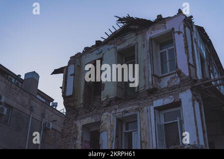 Maison en cours de démolition. Sombre et abandonné, le soir. Banque D'Images