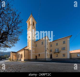 Boves, Cuneo, Piémont, Italie - 22 novembre 2022 : l'église de la Sainte Trinité (15th siècle) a appelé l'ancienne église parce qu'elle était Banque D'Images