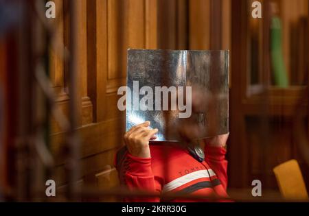 Berlin, Allemagne. 29th novembre 2022. Le défendeur cache son visage derrière un carton dans le procès d'une attaque fatale au couteau contre une femme de 31 ans devant le tribunal régional. L'enfant de 42 ans aurait poignardé la mère de six enfants sur 29 avril. Avril à Berlin Pankow sur la route avec 13 lames de couteau. tué. Credit: Paul Zinken/dpa/Alay Live News Banque D'Images