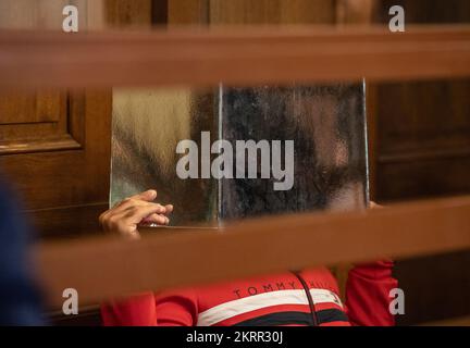 Berlin, Allemagne. 29th novembre 2022. Le défendeur cache son visage derrière un carton dans le procès d'une attaque fatale au couteau contre une femme de 31 ans devant le tribunal régional. L'enfant de 42 ans aurait poignardé la mère de six enfants sur 29 avril. Avril à Berlin Pankow sur la route avec 13 lames de couteau. tué. Credit: Paul Zinken/dpa/Alay Live News Banque D'Images