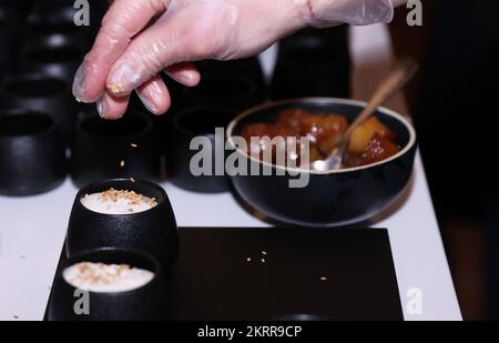 Paris, France. 28th novembre 2022. Les en-cas sont présentés lors de la cérémonie de dévoilement du classement mondial de la LISTE 2023 au ministère des Affaires étrangères de France à Paris, le 28 novembre 2022. LA LISTE 2023, dernière mise à jour d'une liste des meilleurs restaurants du monde, a été dévoilée ici lundi. Depuis 2015, LA LISTE a sélectionné les meilleurs restaurants du monde en se basant sur la compilation de centaines de guides et de publications ainsi que des millions de critiques en ligne. Credit: Gao Jing/Xinhua/Alamy Live News Banque D'Images