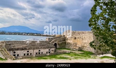 La vieille forteresse, les murs et les remparts, vue sur la vieille ville de Corfou, Corfou, Grèce Banque D'Images