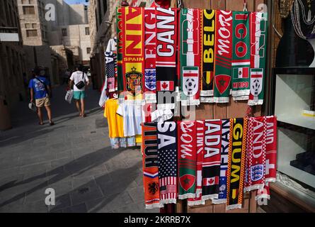 Foulards en vente au souq le jour du match de la coupe du monde de la FIFA, groupe B entre le pays de Galles et l'Angleterre. Date de la photo: Mardi 29 novembre 2022. Banque D'Images