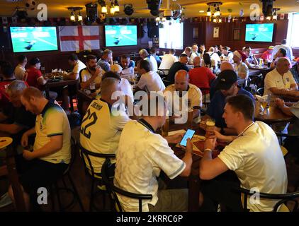 Les fans se rassemblent au Red Lion Pub & Restaurant de Doha, au Qatar, le jour du match de la coupe du monde de la FIFA, groupe B, entre le pays de Galles et l'Angleterre. Date de la photo: Mardi 29 novembre 2022. Banque D'Images