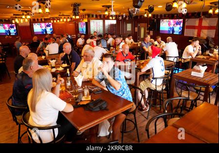 Les fans se rassemblent au Red Lion Pub & Restaurant de Doha, au Qatar, le jour du match de la coupe du monde de la FIFA, groupe B, entre le pays de Galles et l'Angleterre. Date de la photo: Mardi 29 novembre 2022. Banque D'Images