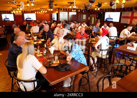 Les fans se rassemblent au Red Lion Pub & Restaurant de Doha, au Qatar, le jour du match de la coupe du monde de la FIFA, groupe B, entre le pays de Galles et l'Angleterre. Date de la photo: Mardi 29 novembre 2022. Banque D'Images