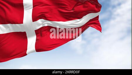 Vue rapprochée du drapeau national du Danemark qui agite dans le vent. Le Royaume du Danemark est un pays nordique d'Europe du Nord. Tissu texturé de fond Banque D'Images