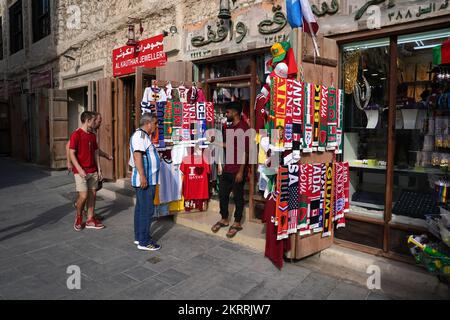 Les fans parcourent les foulards en vente au souq de Doha le jour du match de la coupe du monde de la FIFA du groupe B entre le pays de Galles et l'Angleterre. Date de la photo: Mardi 29 novembre 2022. Banque D'Images