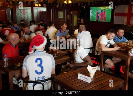 Les fans se rassemblent au Red Lion Pub & Restaurant de Doha, au Qatar, le jour du match de la coupe du monde de la FIFA, groupe B, entre le pays de Galles et l'Angleterre. Date de la photo: Mardi 29 novembre 2022. Banque D'Images