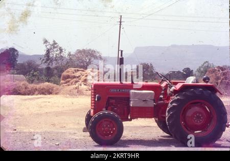 Les tracteurs sont généralement associés à l'agriculture car les agriculteurs les utilisent avec des machines pour exécuter des outils tels que le labour, le labour, le semis et le hermage. En outre, un tracteur est utilisé pour pousser ou tirer la machine, ce qui rend les opérations agricoles plus pratiques. Banque D'Images