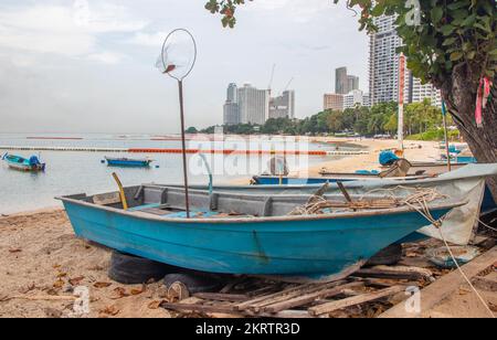 Bateaux de pêche thaïlandais à la plage de Naklua en Thaïlande Asie Banque D'Images