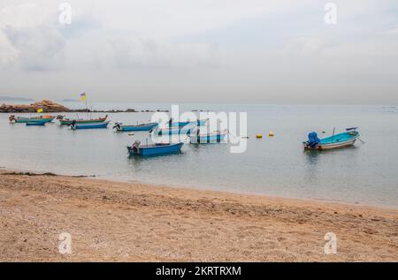 Bateaux de pêche thaïlandais à la plage de Naklua en Thaïlande Asie Banque D'Images