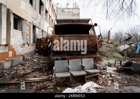 21 novembre 2022, Kherson, Ukraine : trois chaises ont été vues devant un véhicule brûlé à l'aéroport de Kherson. Malgré la fuite des troupes russes et l'abandon de l'emplacement stratégique, l'aéroport de Kherson a été laissé avec l'épave à la suite de l'attaque des troupes ukrainiennes qui étaient autrefois basées par les Russes pendant l'occupation. L'aéroport était autrefois un aéroport civil et militaire. (Image de crédit : © Ashley Chan/SOPA Images via ZUMA Press Wire) Banque D'Images