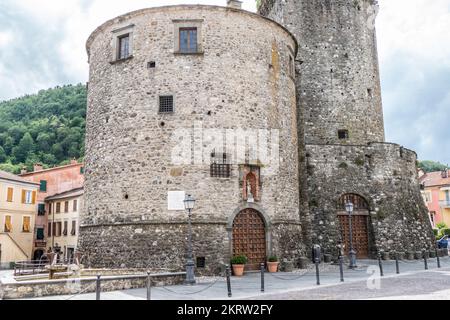 Varèse Ligure, Italie - 07/01/2020: La tour d'un château Banque D'Images