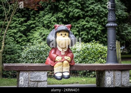 OVIEDO, ESPAGNE-10 AOÛT 2021 : statue de Mafalda (sculpteur : Pablo Irrgang) Banque D'Images