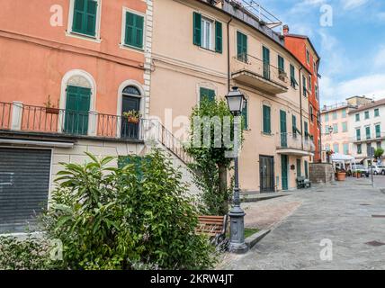 Varèse Ligure, Italie - 07/01/2020: Belles maisons aux façades colorées de Varèse Ligure Banque D'Images