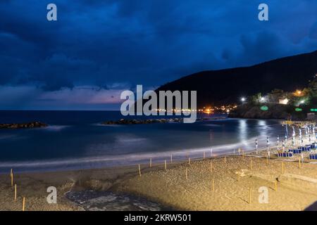 La plage de Moneglia au crépuscule avant la tempête Banque D'Images