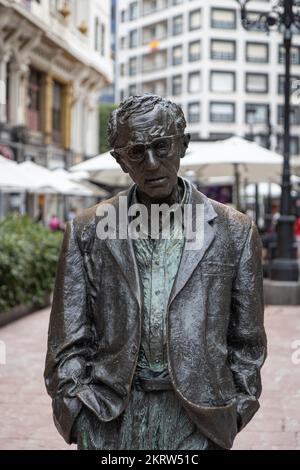 OVIEDO, ESPAGNE-10 AOÛT 2021 : monument à Woody Allen (sculpteur : Vicente Santarua) Banque D'Images