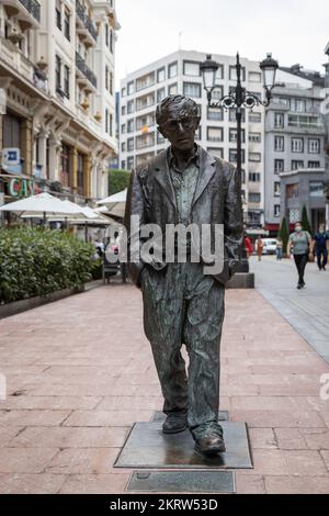 OVIEDO, ESPAGNE-10 AOÛT 2021 : monument à Woody Allen (sculpteur : Vicente Santarua) Banque D'Images