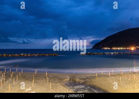 La plage de Moneglia au crépuscule avant la tempête Banque D'Images