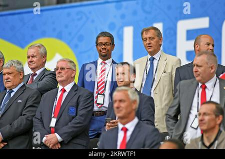 Le politicien travailliste gallois Vaughan Gething MS, ministre de l'économie du Senydd à Cardiff, a photographié l'équipe galloise de football à l'euro en 2016. (Il porte un costume bleu et une cravate rayée). Euro 2016, pays de Galles v Slovaquie au Matmut Atlantique , Nouveau stade de Bordeaux à Bordeaux, France le samedi 11 juin 2016. Banque D'Images