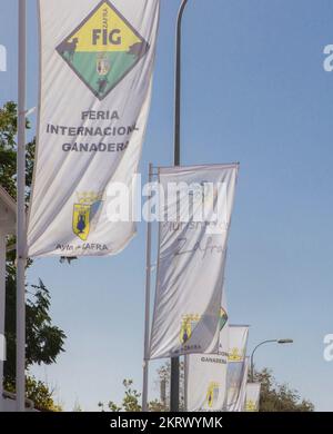 Zafra, Espagne - 10th octobre 2022 : Foire internationale de l'élevage de Zafra. Drapeaux de bannière Banque D'Images
