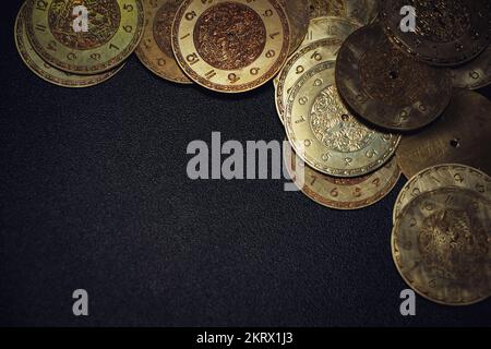 Gros plan pile de pièces de rechange pour la production de montres, détails gravés de montres faites à la main, mise au point sélective Banque D'Images