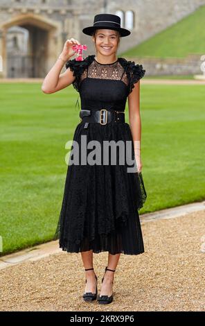 Emma Raducanu après avoir été faite MBE (membre de l'ordre de l'Empire britannique) par le roi Charles III au château de Windsor, lors d'une cérémonie d'investiture. Date de la photo: Mardi 29 novembre 2022. Banque D'Images