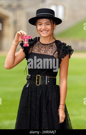 Emma Raducanu après avoir été faite MBE (membre de l'ordre de l'Empire britannique) par le roi Charles III au château de Windsor, lors d'une cérémonie d'investiture. Date de la photo: Mardi 29 novembre 2022. Banque D'Images