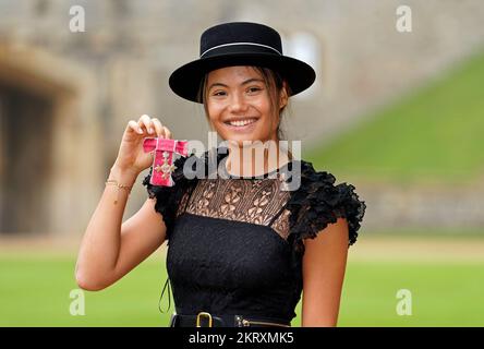 Emma Raducanu après avoir été faite MBE (membre de l'ordre de l'Empire britannique) par le roi Charles III au château de Windsor, lors d'une cérémonie d'investiture. Date de la photo: Mardi 29 novembre 2022. Banque D'Images