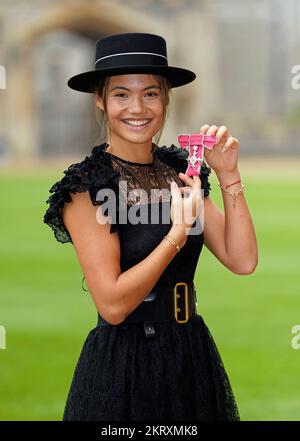 Emma Raducanu après avoir été faite MBE (membre de l'ordre de l'Empire britannique) par le roi Charles III au château de Windsor, lors d'une cérémonie d'investiture. Date de la photo: Mardi 29 novembre 2022. Banque D'Images