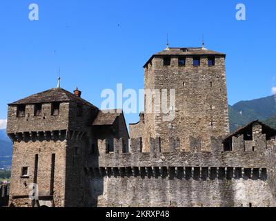 Citadelle médiévale de Montebello dans la ville européenne de Bellinzona dans le canton du Tessin en Suisse, ciel bleu clair en 2017 chaude journée ensoleillée d'été le juillet. Banque D'Images