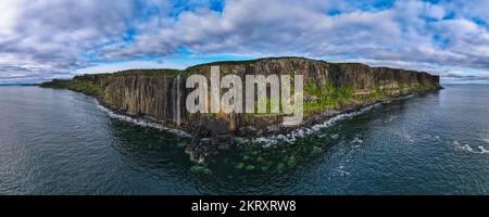 Vue panoramique aérienne de Kilt Rock et Mealt Falls sur la côte de l'île de Skye en Écosse Banque D'Images