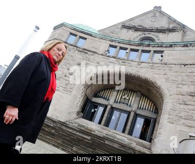 Essen, Allemagne. 29th novembre 2022. Sabine Leutheusser-Schnarrenberger (FDP), commissaire à l'antisémitisme de la Rhénanie-du-Nord-Westphalie, se trouve en face de l'ancienne synagogue. Elle s'est informée de la situation sur place après l'attaque contre la maison de l'ancien rabbin à l'ancienne synagogue et s'est entretient avec des représentants de la communauté juive d'Essen, de la ville, de l'ancienne synagogue et du bureau de reportage Rias. Crédit : Roland Weihrauch/dpa/Alay Live News Banque D'Images