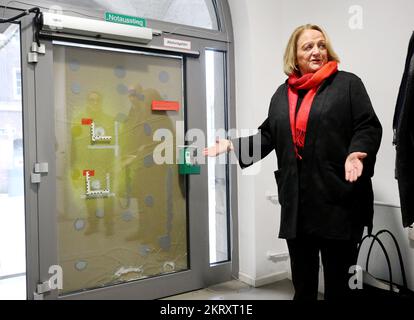 Essen, Allemagne. 29th novembre 2022. Sabine Leutheusser-Schnarrenberger (FDP), commissaire à l'antisémitisme de la Rhénanie-du-Nord-Westphalie, se renseigne sur la situation sur place après l'attaque contre la maison de l'ancien rabbin à l'ancienne synagogue et s'entretient avec des représentants de la communauté juive d'Essen, de la ville, de l'ancienne synagogue et du bureau d'enregistrement de Rias. Crédit : Roland Weihrauch/dpa/Alay Live News Banque D'Images