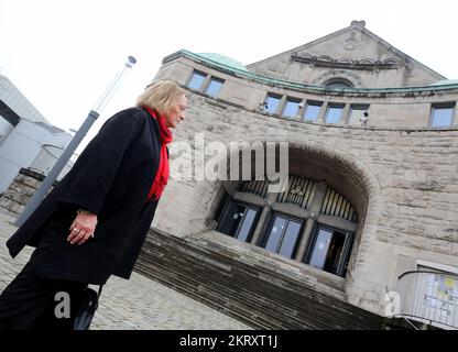 Essen, Allemagne. 29th novembre 2022. Sabine Leutheusser-Schnarrenberger (FDP), commissaire à l'antisémitisme de la Rhénanie-du-Nord-Westphalie, se trouve en face de l'ancienne synagogue. Elle s'est informée de la situation sur place après l'attaque contre la maison de l'ancien rabbin à l'ancienne synagogue et s'est entretient avec des représentants de la communauté juive d'Essen, de la ville, de l'ancienne synagogue et du bureau de reportage Rias. Crédit : Roland Weihrauch/dpa/Alay Live News Banque D'Images