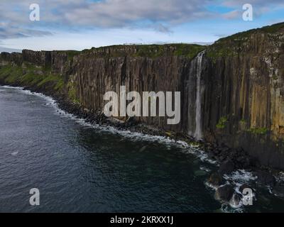 Vue panoramique aérienne de Kilt Rock et Mealt Falls sur la côte de l'île de Skye en Écosse Banque D'Images