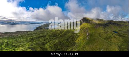 Vue panoramique aérienne sur l'île de Skye, dans le nord de l'Écosse, dans les hautes terres de l'écosse Banque D'Images