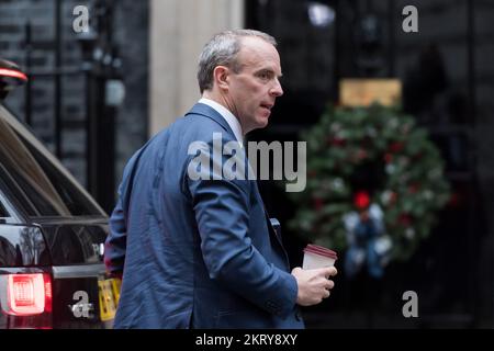 Londres, Royaume-Uni. 29th novembre 2022. Dominic Raab, vice-premier ministre, Lord Chancelier et secrétaire d'État à la Justice, arrive à Downing Street pour assister à la réunion hebdomadaire du Cabinet présidée par le Premier ministre Rishi Sunak. Crédit: Wiktor Szymanowicz/Alamy Live News Banque D'Images