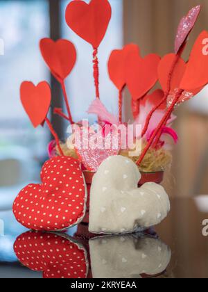 Un coeur rouge se reflète dans le piano le jour de la Saint-Valentin. Banque D'Images