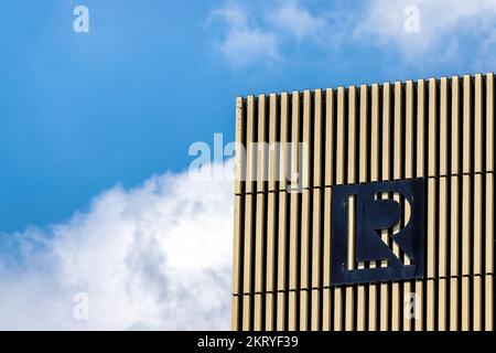 Southampton, Royaume-Uni - 31 mai 2021 : le sommet du Lloyds Register Building contre un ciel d'été. Le registre Lloyds existe depuis 1760 et Banque D'Images