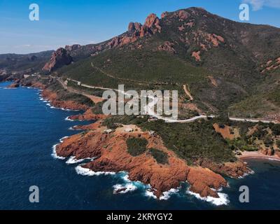 Vue aérienne sur le massif de l'Esterel, sur la Côte d'Azur, sur la Méditerranée Banque D'Images