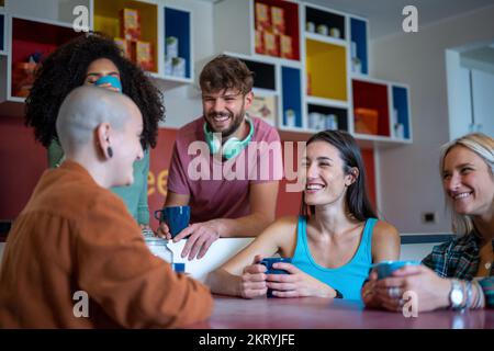 les jeunes s'amusent dans la salle de séjour de l'auberge, le mode de vie des nomades numériques, voyageant autour du monde Banque D'Images