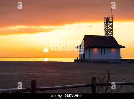 Le lever du soleil au-dessus du lac Ontario, vu de la plage Leuty Banque D'Images