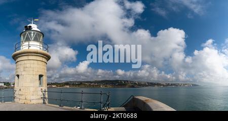 Folkestone, Royaume-Uni - 11 septembre 2022 : le bras de port de Folkestone avec le phare historique Banque D'Images